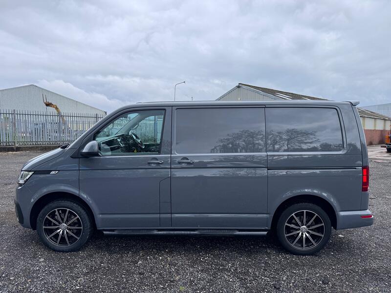 VOLKSWAGEN TRANSPORTER 2.0 TDI 150 Highline. Pure Grey. Tailgate.  2020